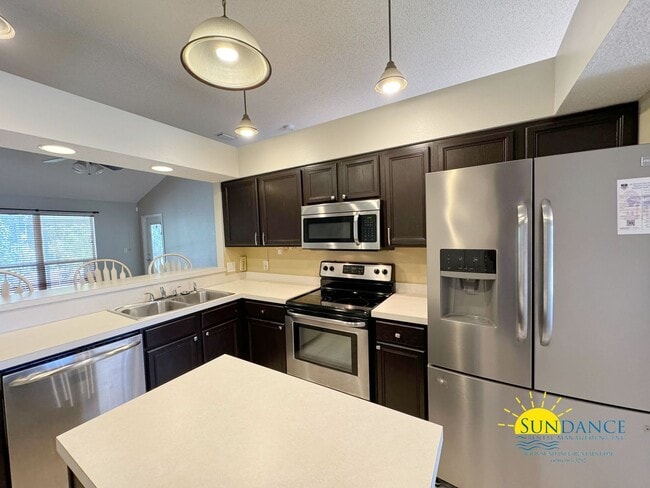 Building Photo - Cul-de-Sac Charm: Beautiful 4 Bedroom Home in Mary Esther Near Beaches and Bases!