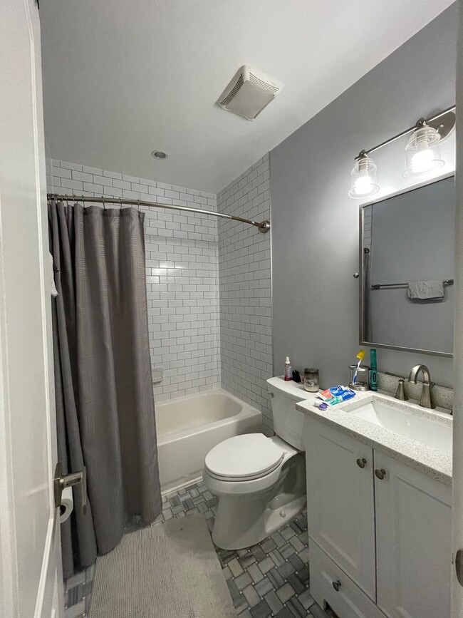 Building Photo - Spacious 2BR Townhouse with Backyard & Bon...