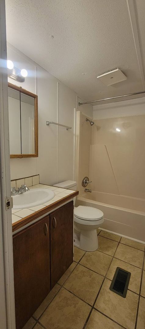 Building Photo - Ready to Move in