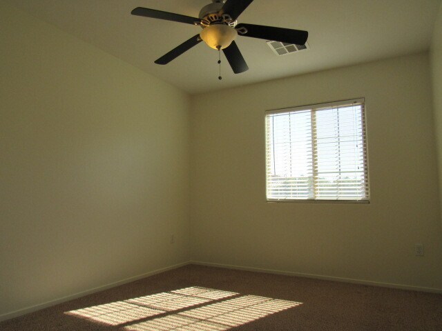 Building Photo - Great 2 Story Townhome in Gated Community!