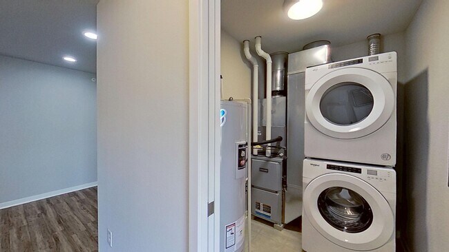 Building Photo - RENT SPECIAL -- Condo Style Upper 3 Bedroom 2 Bathroom plus Den Apartment Available