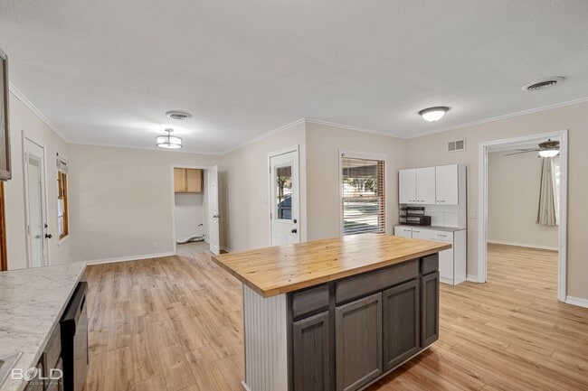 Building Photo - Cute 3 Bedroom 1.5 Bath