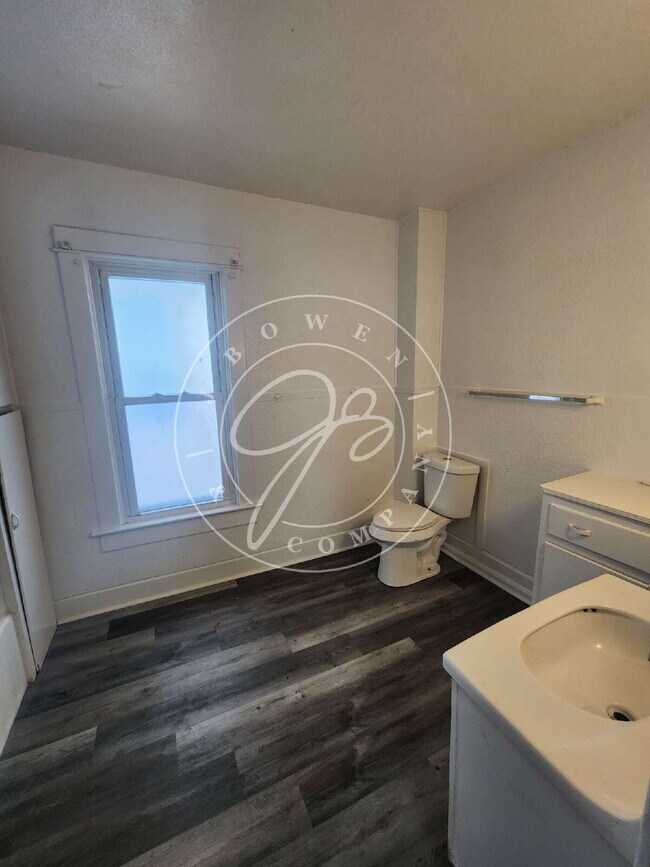 Building Photo - 3 bed 2 bath with over 1200 sq. feet