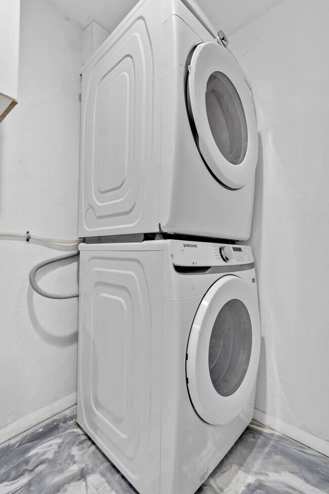 Building Photo - 1712 NE 18th Ave