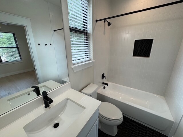 Building Photo - 1101 1/2 Fiesta St