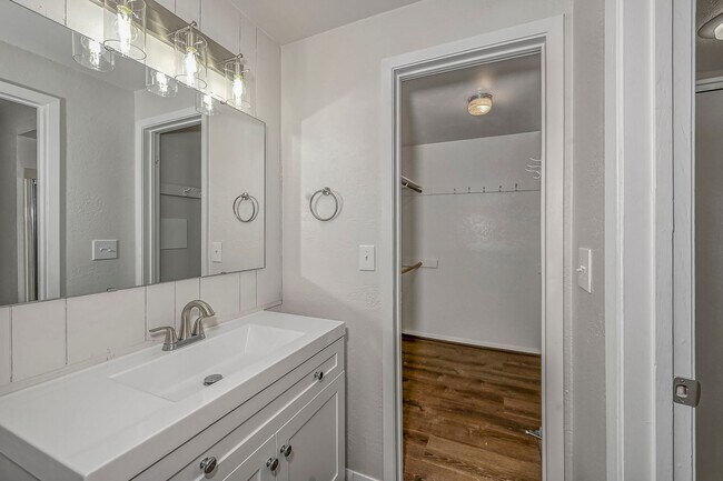 Building Photo - 3-bedroom 2-bathroom home with fenced back...