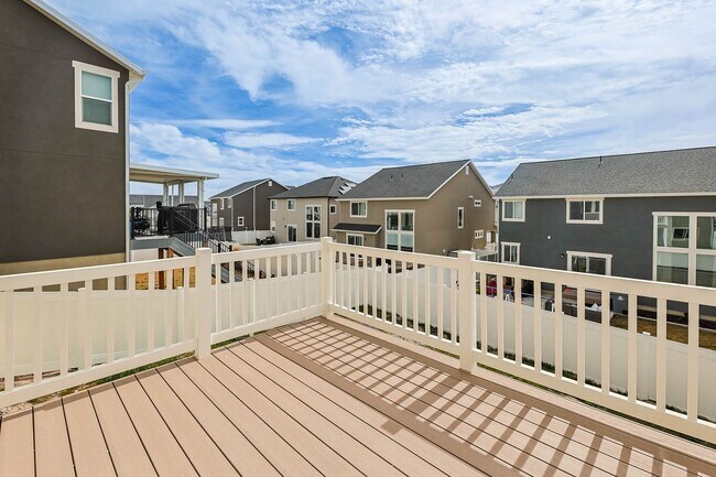 Building Photo - 6 Bedroom 3.5 Bathroom House in Saratoga Springs!