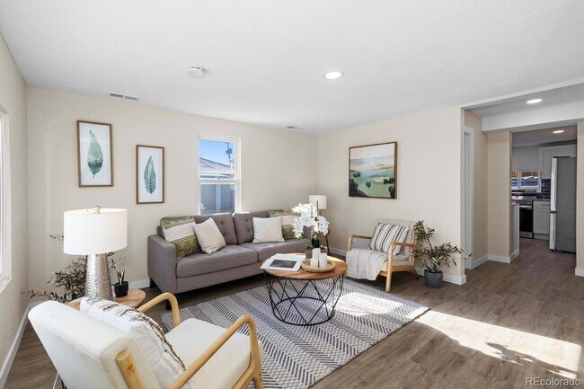 Building Photo - For Rent – Renovated 3 Bedroom Bungalow in Englewood