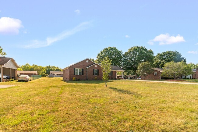 Building Photo - Beautifully Updated 3 bedroom, 2 bathroom Brick Ranch in Lexington