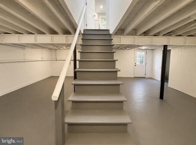 Building Photo - 256 W Beidler Rd