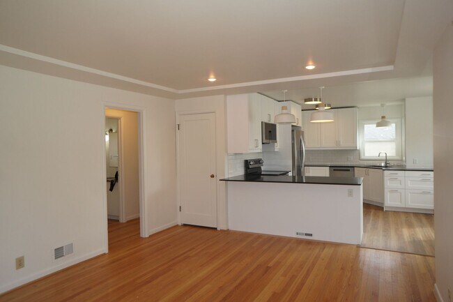 Building Photo - SE Portland 3-bedroom remodeled Bungalow