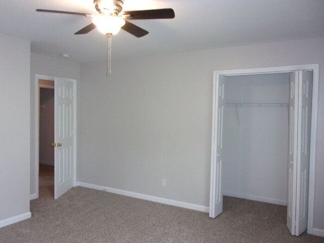 Building Photo - Recently Renovated 2 Bedroom 1 1/2 Bath To...