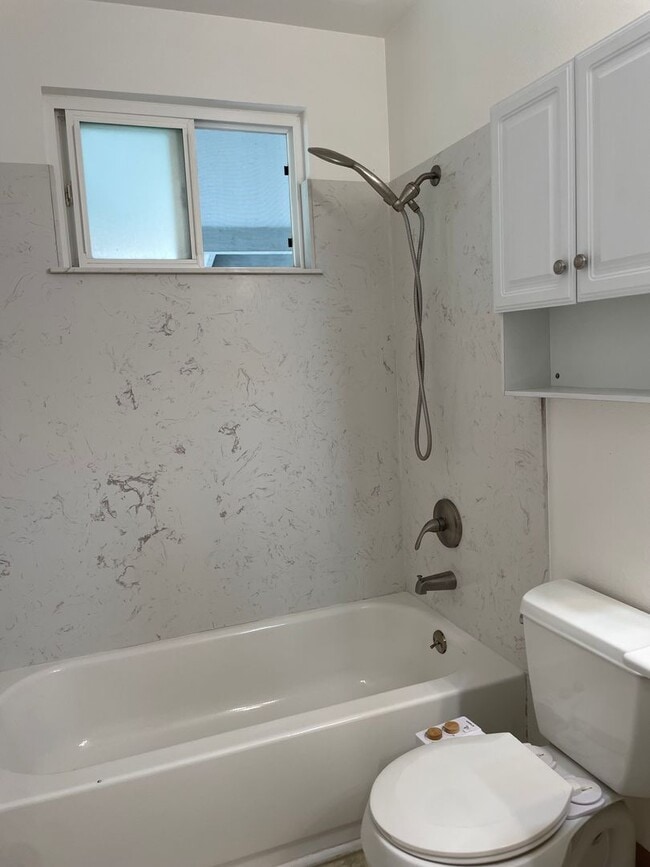 Building Photo - Cozy 3 Bedroom Home