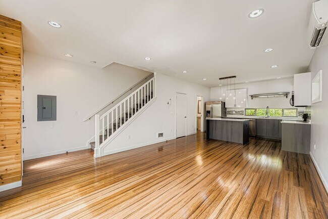 Building Photo - Modern 2-Bed, 2-Bath Townhome with Air-Conditioning in Rainier Beach