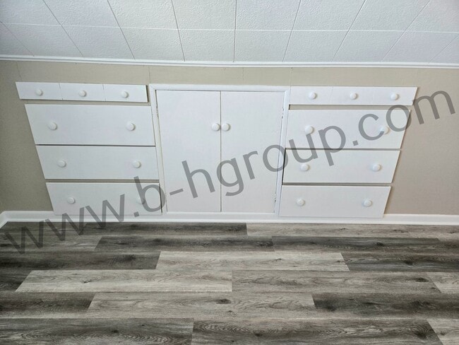 Building Photo - Great Location!