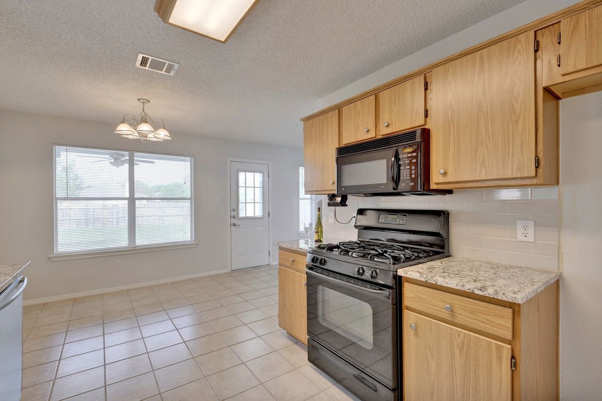 Building Photo - 1609 Lantern Light Dr