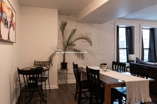 Building Photo - Massive Condo Quality 2 Bed / 2.5 Bath Duplex Down in Wrigleyville!