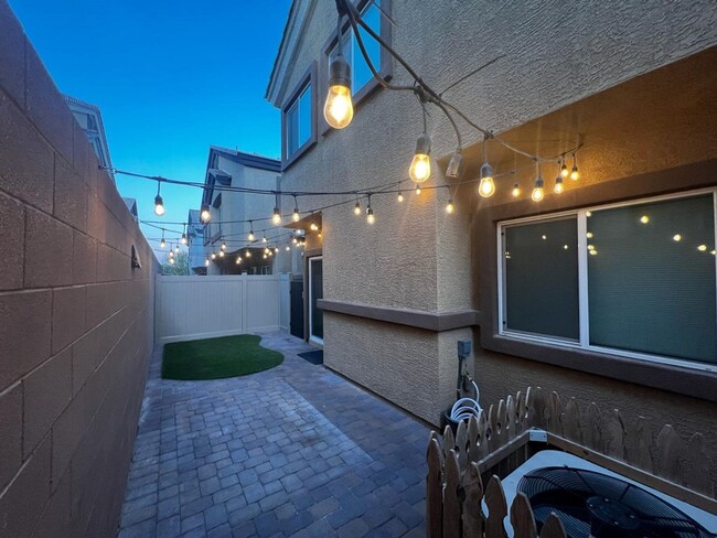 Building Photo - 3 bedroom/ 2 bath condo in gated community
