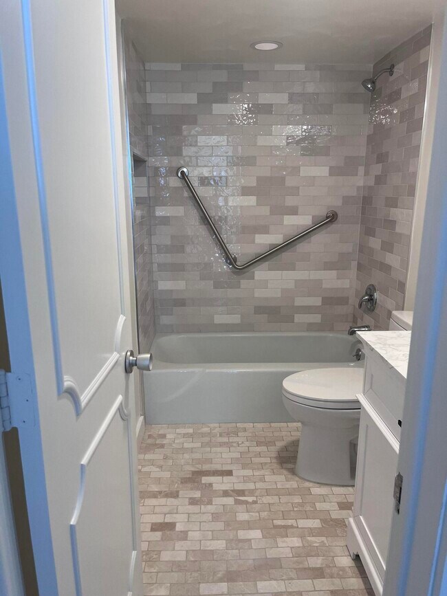 Building Photo - 1069 Hillsboro Mile