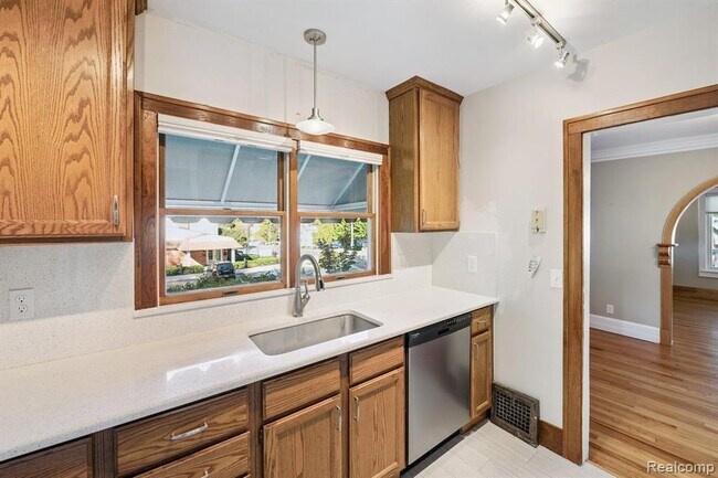 Building Photo - 624 E Main St