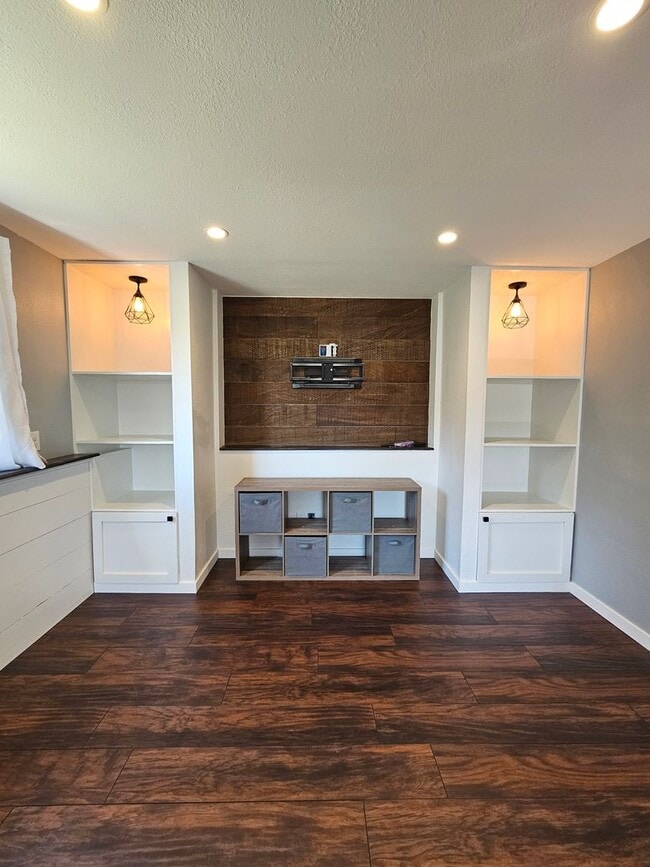 Building Photo - 3 BED | 3 BATH | SPLIT FOYER HOME | GARAGE