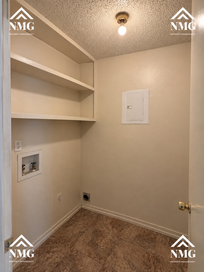 Building Photo - 1755 Brookhollow Cir