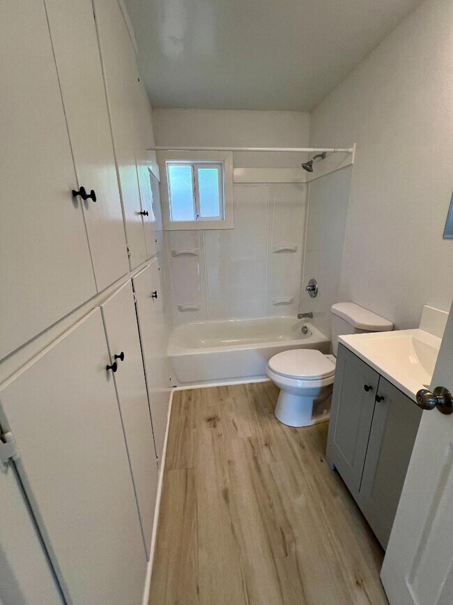 Building Photo - 1421-1421 Park Ave NE