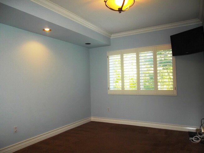 Building Photo - Luxurious condo with top of the line appli...
