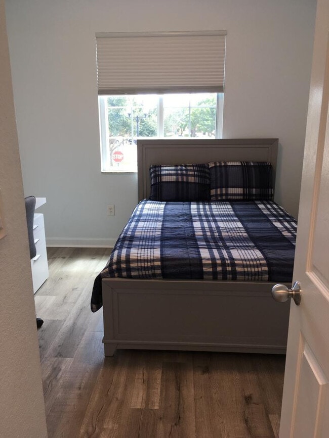 Building Photo - 1690 NE 33rd Ave