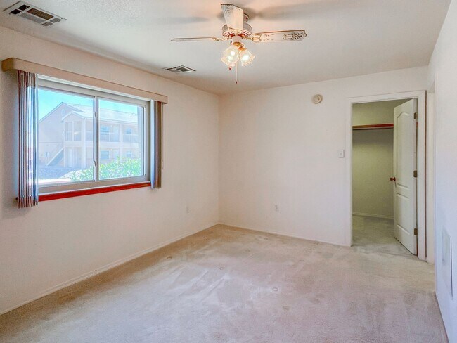 Building Photo - Spacious 3 Bedroom 2 Bath Home on Corner Lot