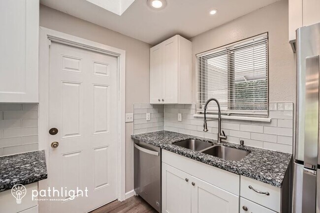 Building Photo - 8201 Woodbourne Dr SW