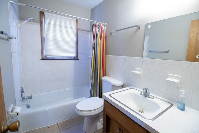 Building Photo - 2800 Fairhaven Dr