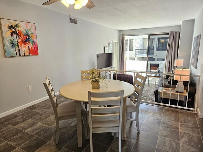 Building Photo - Seasonal Short-term 2 Bedroom 2 Bathroom Condo located on Venice Island with beach access!