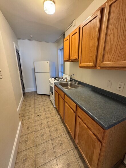 Building Photo - 154 Summer St