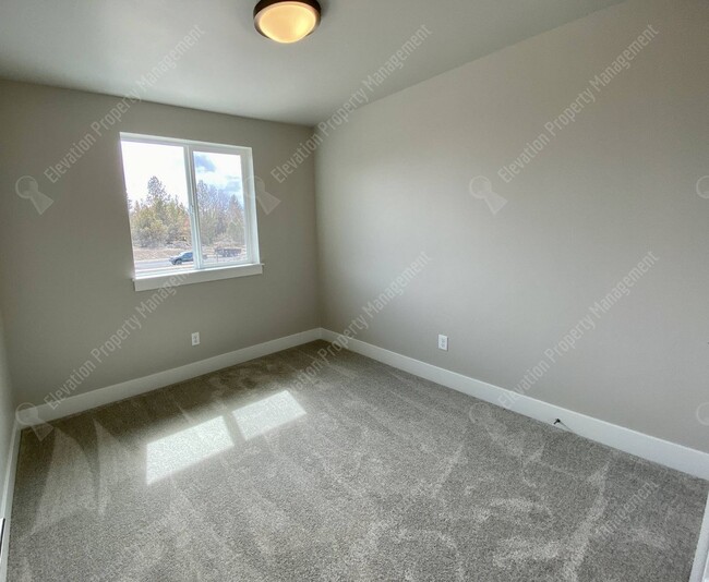 Building Photo - Petrosa Townhouse 3 BR - 2 ½ BA w/ loft