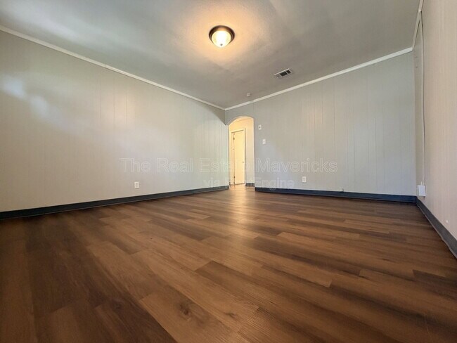 Building Photo - 5601 Belaire Dr