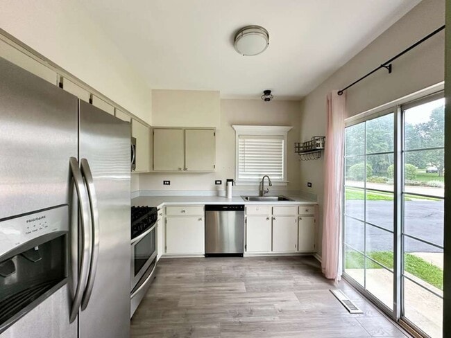 Building Photo - 122 Creston Cir