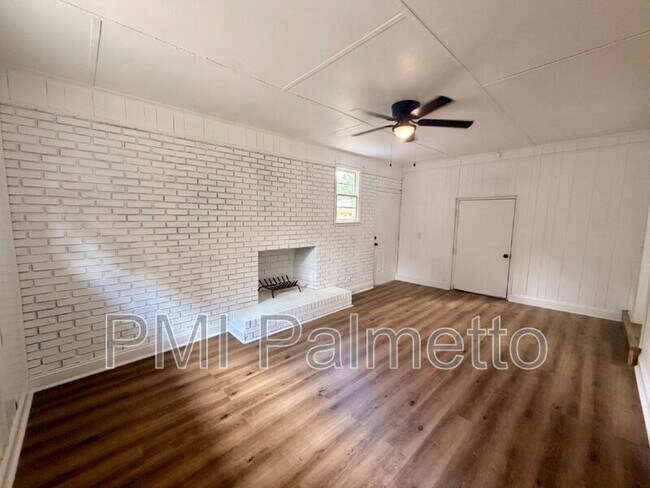 Building Photo - 1805 Carousel Cir