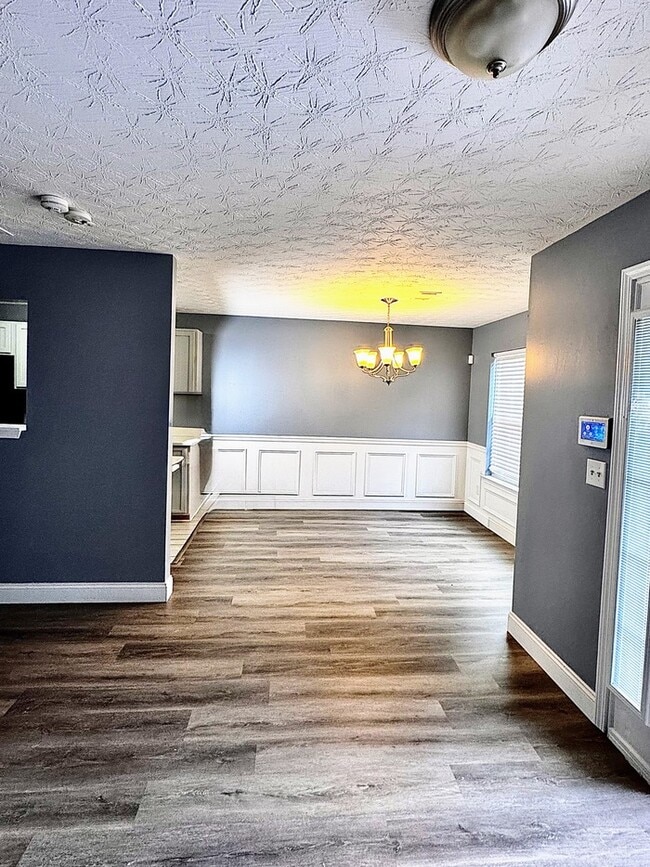 Building Photo - Spacious and cozy 3BR/2.5 bath townhome in...