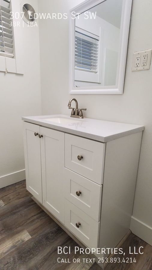 Building Photo - 307 SW Edwards St