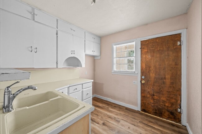 Building Photo - Cute 2/1.5 Duplex, Minutes from TTU & Downtown LBK