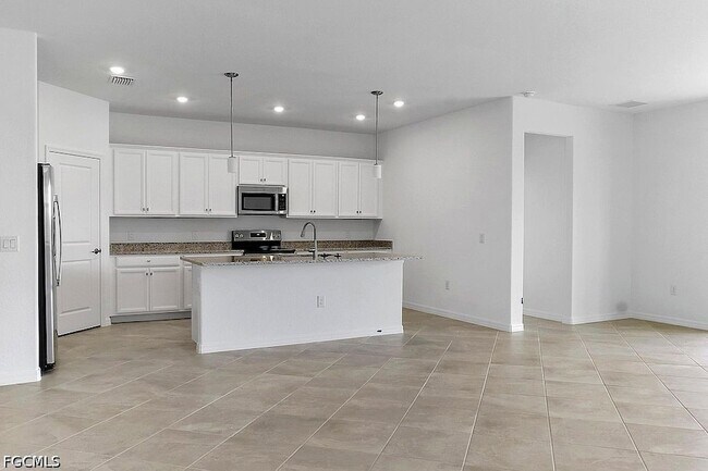 Building Photo - 14882 Portico Blvd