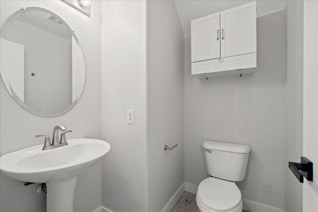 Building Photo - Contemporary 3 Bedroom With Luxurious Finishes