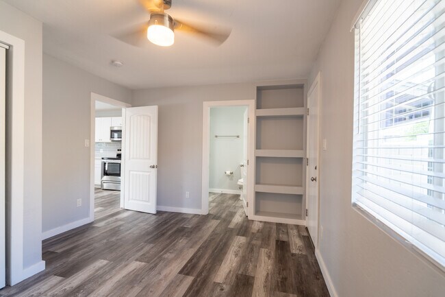 Building Photo - 1421 S Rita Ln