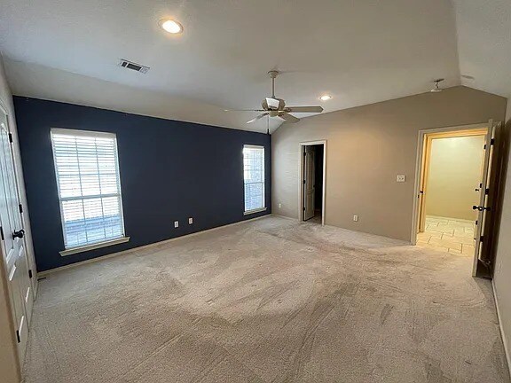Building Photo - Comfy 3 bd/2 bth home in quiet neighborhood. Walk to the grocery store. 10 minutes to downtown. A...