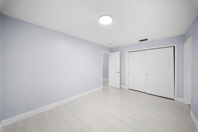 Building Photo - 5454-5456 8th Ave Fort Myers