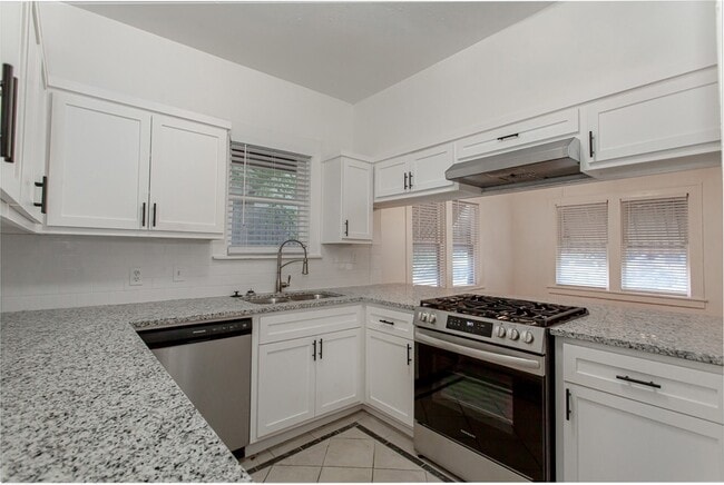 Building Photo - 5708 Live Oak St