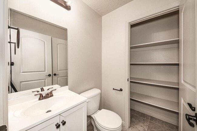 Building Photo - Beautiful Fossil Hills END UNIT!!