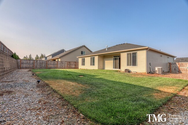 Building Photo - Single level 4 Bedroom 2 Bathroom Home in ...