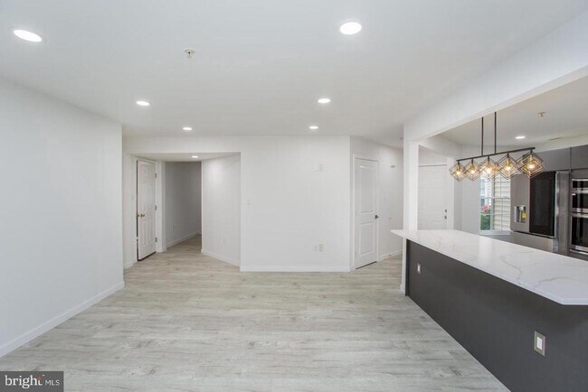 Building Photo - 605 Julian Dr W